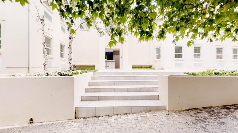 Exterior entrance view of the white facade building at 41, Sloane Street, Bryanston.