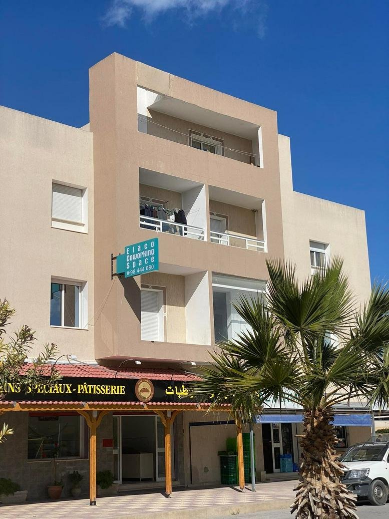 Exterior facade of the multi-story Immeuble El Bassatine, Avenue Egypte building.