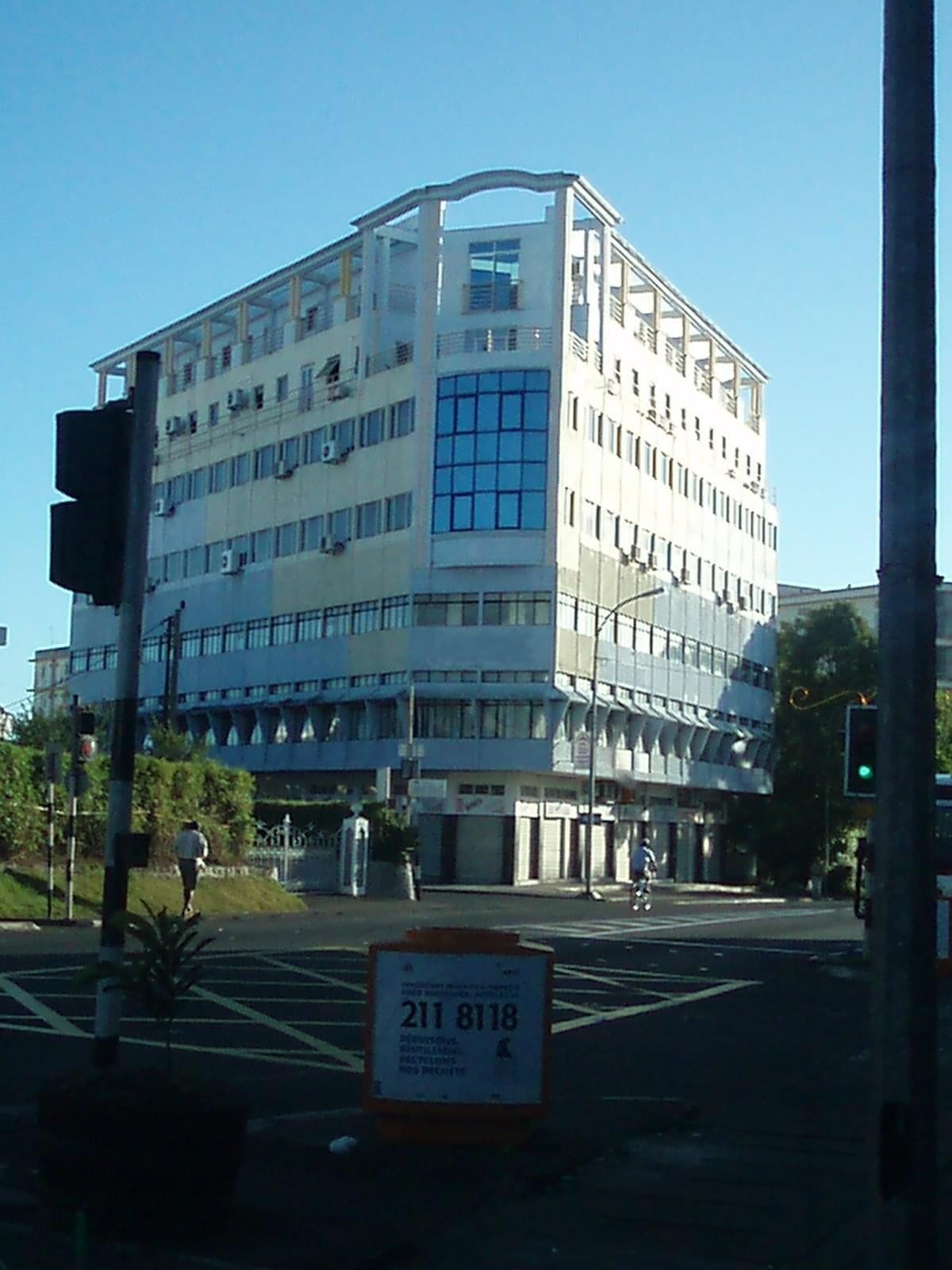 Exterior view of the multi-story Newry Complex, 85 Route St Jean in Quatre Bornes.
