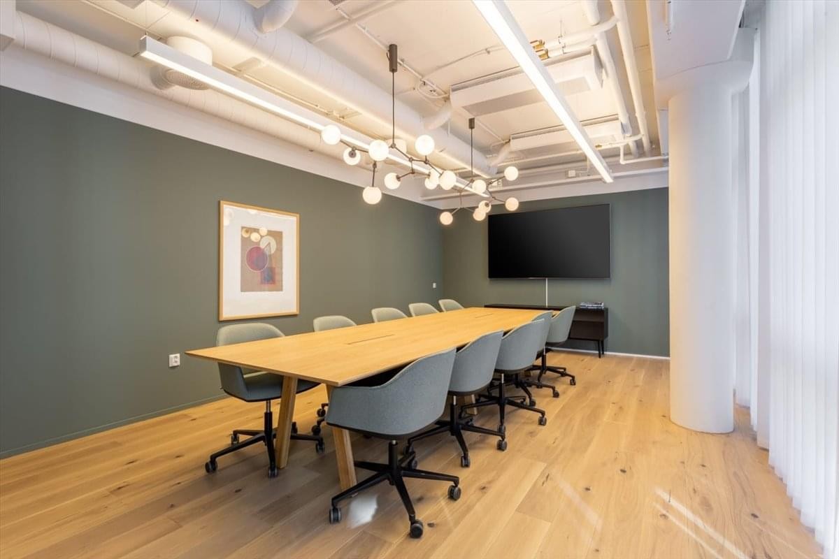 Professional meeting room at Metropolitan, Boulevard Anfa, Triangle d'Or, Casablanca with a long oak table.