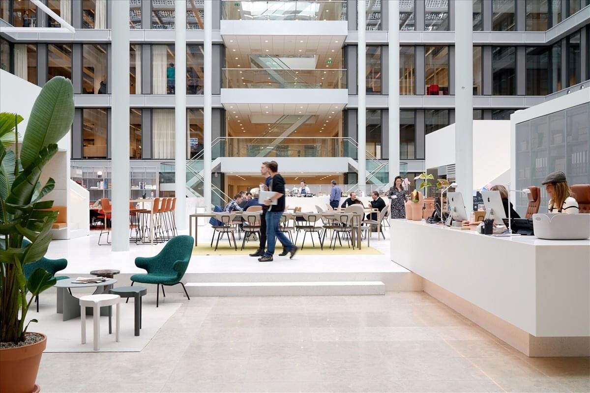 Spacious, sun-drenched atrium at Metropolitan, Boulevard Anfa, Triangle d'Or, Casablanca with a reception desk.