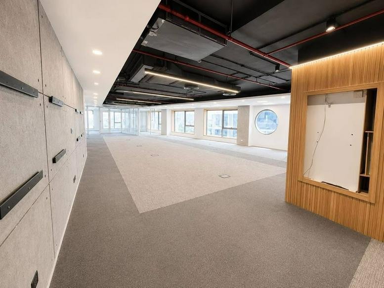 Spacious open-plan office at التسعين الجنوبي, Fifth Settlement, New Cairo with industrial black ceilings.