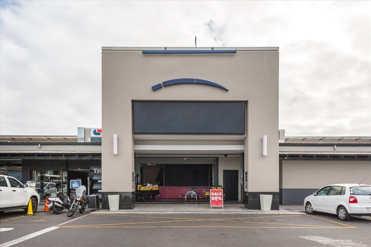Exterior view of the commercial building entrance at 39, Carl Cronje Dr.