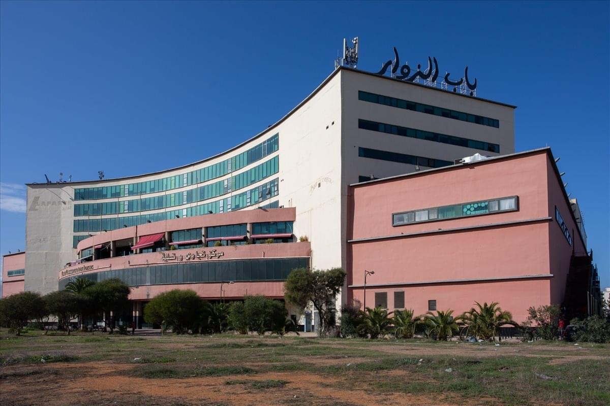 Exterior view of the curved facade and modern architecture at Bab-Ezzouar Business Center, Algiers Business District.