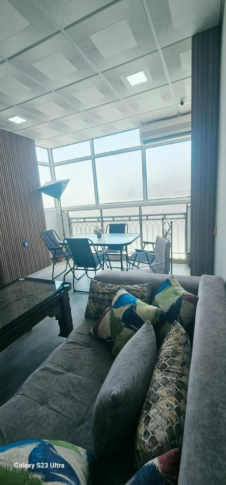City Parcours Co-Working, Bloc B lounge with grey sofa and balcony seating.
