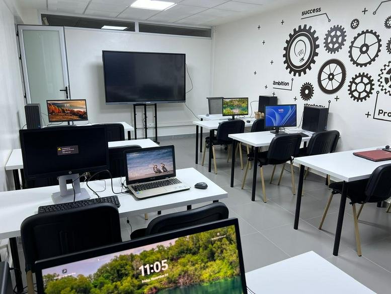 Spacious training room at Galeries Mamounia with multiple computer workstations and gear wall graphics.