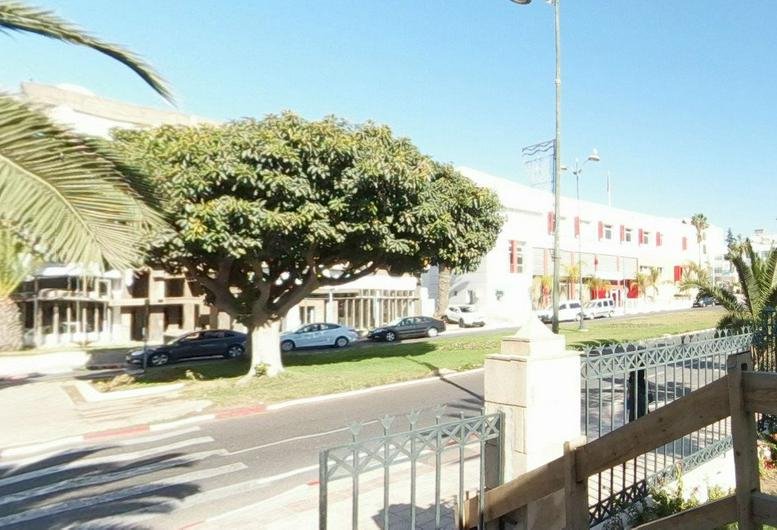 Exterior view of the white building at Impasse Avenue Général Kettani, Office 4, Agadir, Morocco.